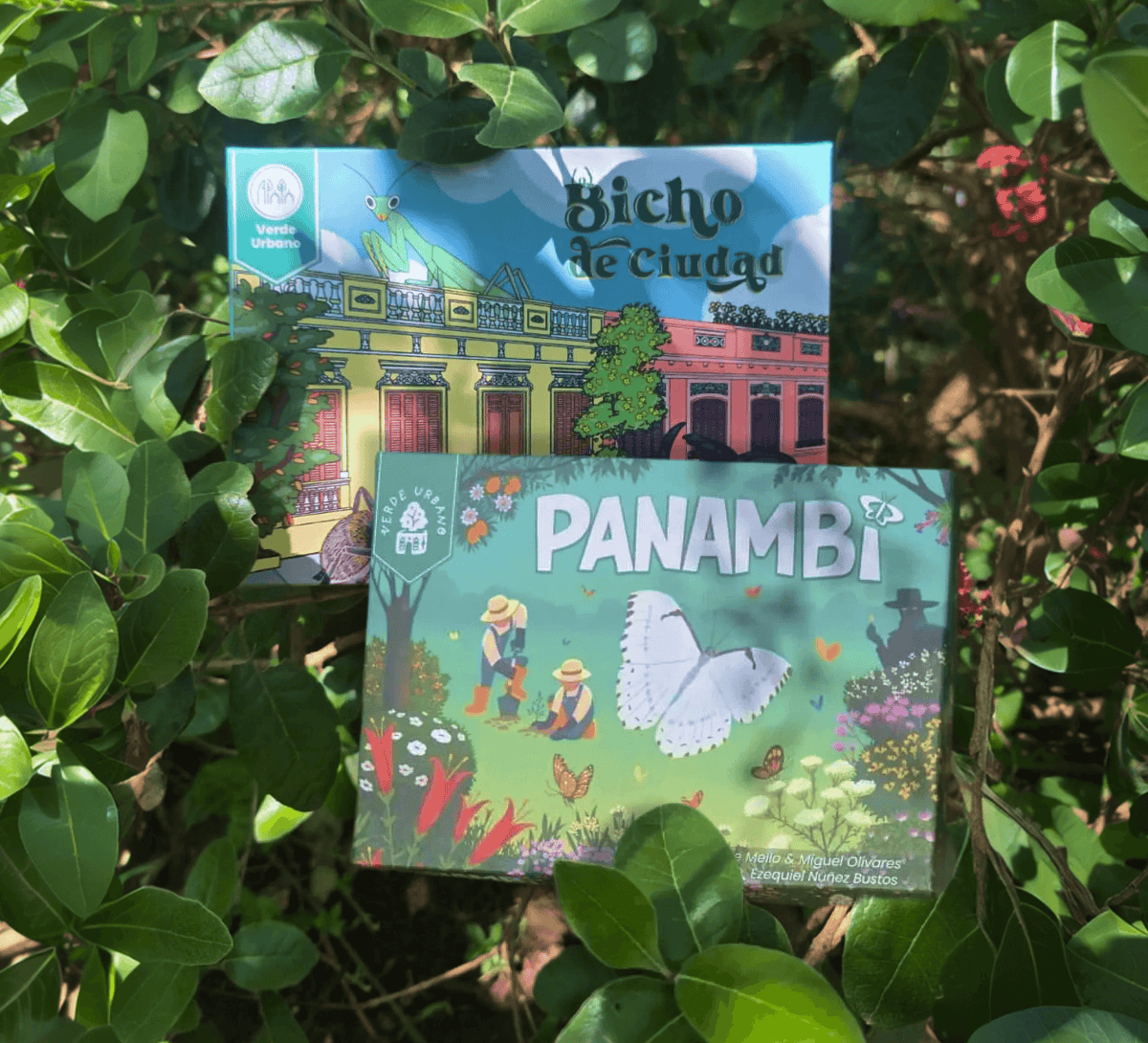 Panambí y Bicho de Ciudad entre plantas